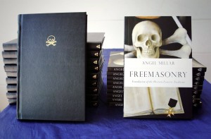 Όρκοι πάνω σε κρανία και φέρετρα ή μασονικές βίβλους.