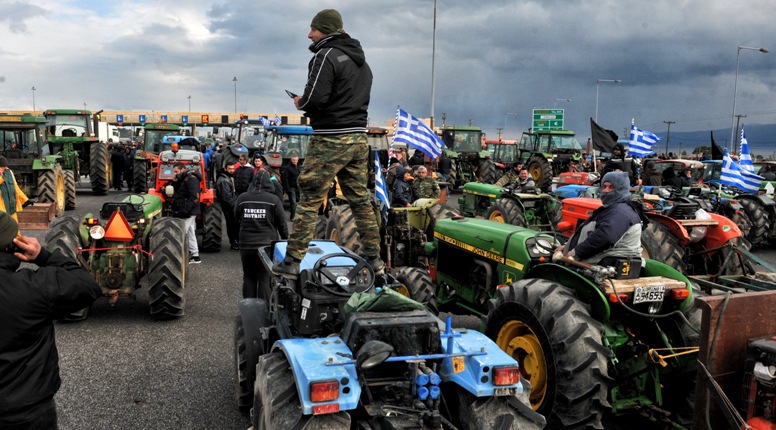 Αγρότες με τα τρακτέρ τους απέκλεισαν τα διόδια του Ισθμού της Κορίνθου, το Σάββατο 23 Ιανουαρίου 2016. Σκληραίνουν τη στάση τους οι αγρότες της Πελοποννήσου, μεταφέροντας το μπλόκο από την παλαιά Σωληνουργία στα διόδια Ισθμού, τα οποία κρατούν κλειστά , αφού έκαναν πορεία στο κέντρο της Κορίνθου. 