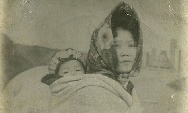 Η μητέρα της Hyeonseo Lee κουβαλά στην πλάτη την κόρη της, όταν ήταν μόλις 3 ετών περίπου όπως έκαναν οι γιαγιάδες μας κατά την μικρασιατική καταστροφή στην αναγκαστική τους προσφυγιά