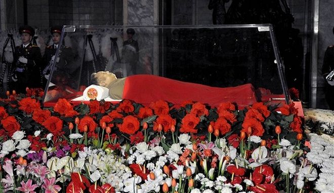 Έφτασε 14 ετών, για να καταλάβει στην κηδεία του Κιμ Ιλ Σουνγκ, πατέρα του Κιμ Γιονγκ Ιλ και παππού του Κιμ Γιονγκ Ουν, ότι ήταν θνητός κι όχι θεός
