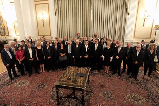 Μην λησμονήσετε με τίποτα την μιαρή κυβέρνηση της απόλυτης διαστροφής και της εθνικής μειοδοσίας.