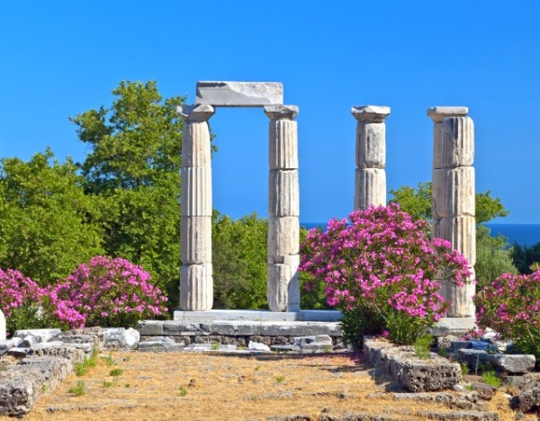 Ναός όπου ετελούντο τα Καβείρια μυστήρια.