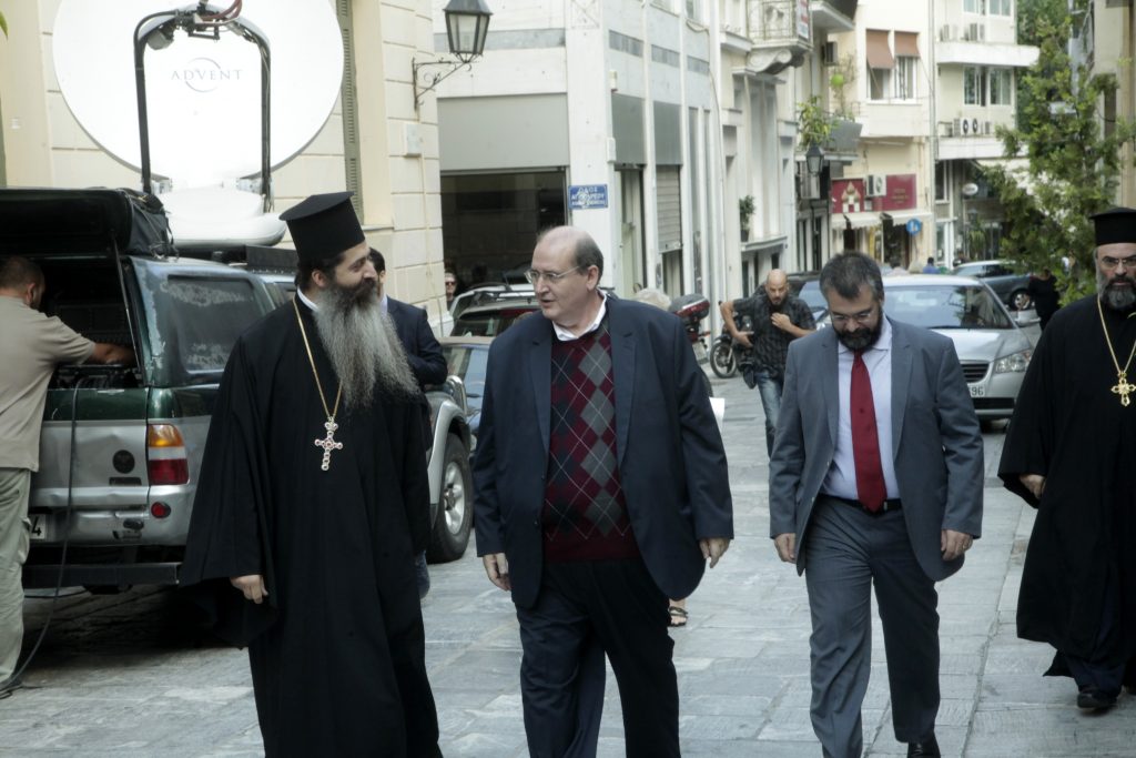 Λυκοσυμμαχία της κυβέρνησης με την εκκλησία. Μην δ΄ίνετε καμία σημασία η κυβέρνηση θα κάνει το δικό της θέλημα, δηλαδή του Εωσφόρου στον οποίον έτγοις και πράξεσι πιστεύει κι ας τον αγνοεί θεωρητικά 