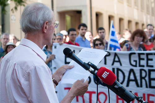 Μιλώντας στους Έλληνες
